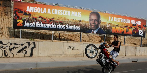 Une affiche de campagne à Luanda mettant en avant la candidature de José Eduardo Dos Santos lors du scrutin de 2012. Non sans ironie, l'on peut lire L'Angola va grandir et mieux distribuer.