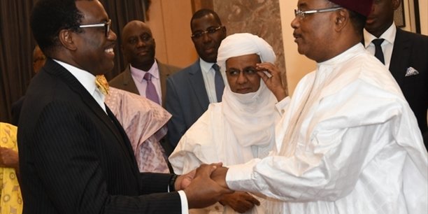 Issoufou Mahamadou, président du Niger (à droite) serrant chaleureusement la main d'Akinwumi Adesina, président de la BAD.
