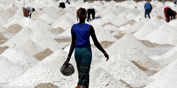 Une unité de production de sel, près du village de Ngaye-Ngaye, à 10 km au sud de Saint Louis, au Sénégal.