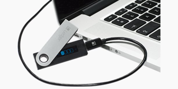 Le Nano S, qui ressemble à une simple clé USB mais est un portefeuille matériel de cryptomonnaies qui permet de stocker ses clés d'accès, est le produit phare de Ledger, qui en a écoulé plus d'un million d'exemplaires (à 95 euros l'unité).