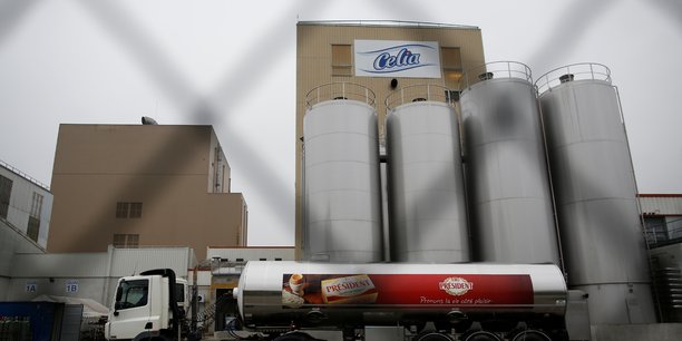 Des producteurs de lait devant l'usine lactalis de craon[reuters.com]