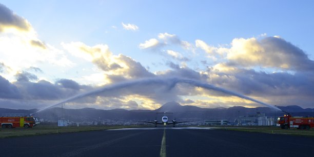 L’Aéroport Clermont-Ferrand Auvergne a accueilli le premier vol de la compagnie française Twin Jet sous les jets d’eau des pompiers de l’aéroport avec le traditionnel Water Salute.