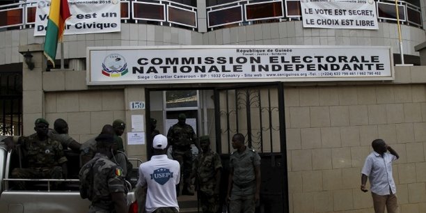 Des agents des forces de sécurité guinéennes devant les locaux de la Commission électorale nationale indépendante à Conakry, la veille de l'annonce des résultats des élections présidentielles d'octobre 2015.