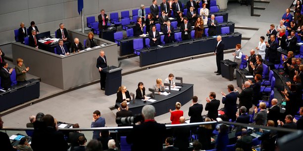 Angesichts des Korruptionsverdachts beugen sich deutsche Abgeordnete den neuen Regeln