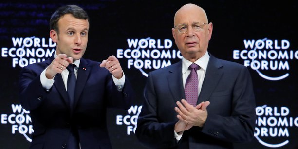 Dans son discours, Emmanuel Macron (ici en compagnie du fondateur du Forum économique mondial, Klaus Schwab) a notamment appelé les multinationales, dont beaucoup ont envoyé leur état-major dans la très chic station de ski suisse, à renoncer à l'optimisation fiscale à tout crin.