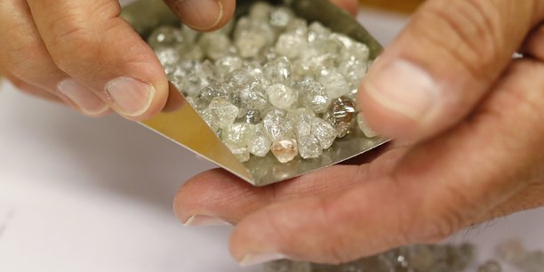 En 2017, De Beers a produit 33,4 millions de carats de diamants dans ses sites au Botswana, en Namibie, en Afrique du Sud et au Canada, avec une hausse de 22% par rapport au volume de production (27,3 millions) de l’année 2016.