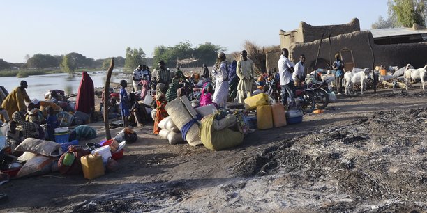 Des villageois de Ngouboua se préparant à quitter leur localité, après une attaque du groupe terroriste Boko Haram, le 13 février 2016 sur la rive nord-est du lac Tchad.