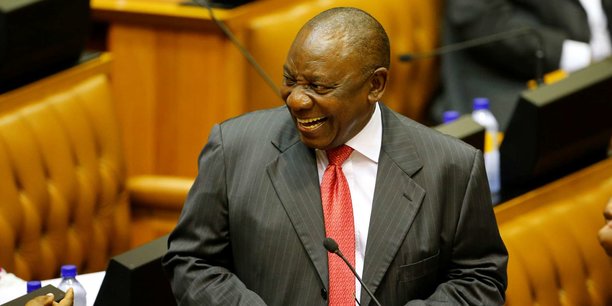 Cyril Ramaphosa tout sourire après avoir reçu l'aval des parlementaires pour accéder à la magistrature suprême en Afrique du Sud.
