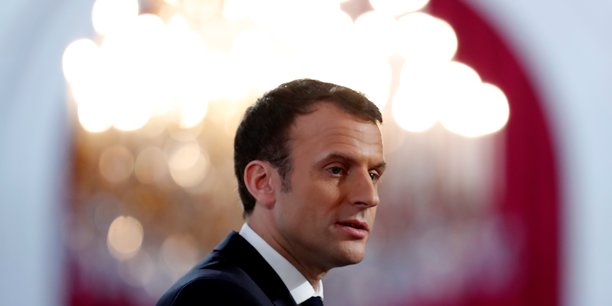 Macron chute de six points dans le barometre ifop[reuters.com]