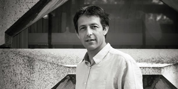 Olivier Bouba-Olga est professeur des universités en aménagement de l'espace et urbanisme à la Faculté d'économie de l'Université de Poitiers. Il travaille notamment sur les dynamiques économiques territoriales et la géographie de l’innovation.