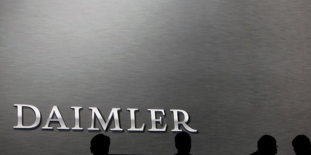 Daimler investit 2,6 milliards d'euros dans ses camions electriques[reuters.com]