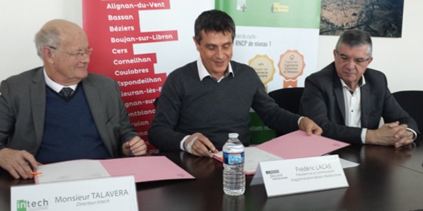 J.-M. Talavera (In'tech) signe un partenariat avec F. Lacas et A. Biola, président et vice-président de l'Agglo biterroise