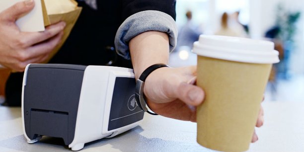 Bracelet, bague, montre ou encore porte-clés connectés sont les accessoires proposés par ABN Amro  à ses clients pour tester le paiement sans contact et sans carte.