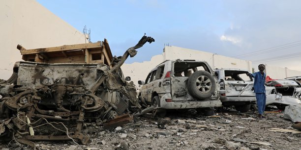 Le bilan du double attentat de mogadiscio s'alourdit a 45 morts[reuters.com]
