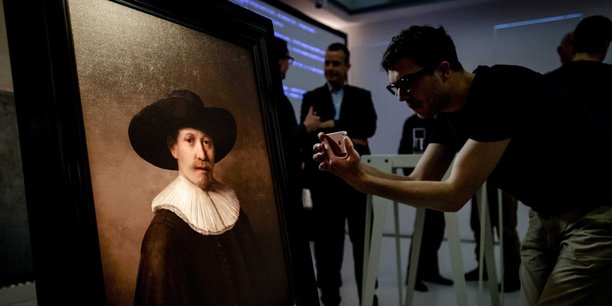 Sur le projet « The Next Rembrandt », une équipe d'historiens de l'art, de développeurs et de scientifiques ont travaillé pendant plus de 18 mois pour réaliser un tableau inédit à la façon de Rembrandt en s'appuyant sur une IA et sur l'impression 3D.