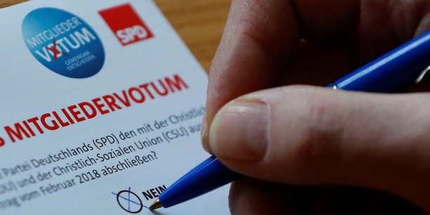 Les adhérents du Parti social-démocrate ont voté à 66% en faveur de l'accord de coalition avec la CDU, ouvrant la voie à un quatrième mandat d'Angela Merkel comme chancelière.