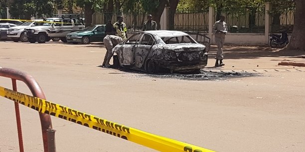 Les assaillants auraient simulé un accident de voiture, avant d'incendier leur véhicule et se précipiter vers l'ambassade de France à Ouagadougou.