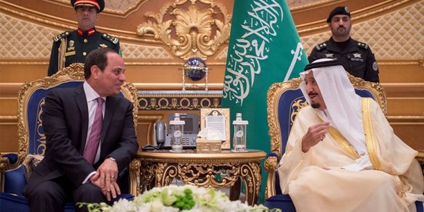Le président égyptien Abdel Fattah al-Sissi et le roi Salmane Ben Abdelaziz Al Saoud, le 23 avril 2017 à Riyad, la capitale de l'Arabie saoudite.