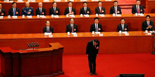 Li Keqiang, le Premier ministre de Xi Jinping, s'inclinant avant de prononcer son discours à l'ouverture de la session annuelle du Parlement, ce lundi 5 mars 2018.