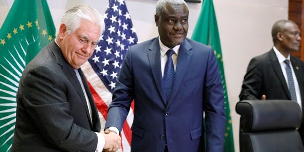 Le secrétaire d'Etat américain Rex Tillerson et Moussa Faki Mahamat, président de la commission de l'Union africaine, le 8 mars 2018 au siège de l'organisation panafricaine à Addis Abeba en Ethiopie.