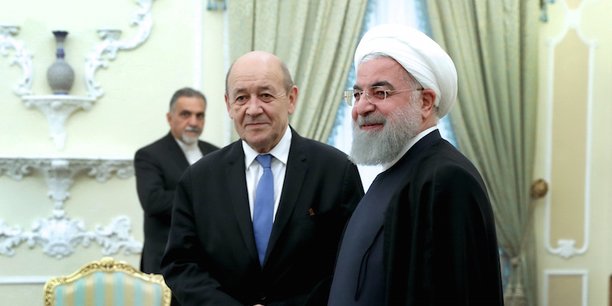 Jean-Yves Le Drian, en compagnie du président iranien Hassan Rouhani, lors de sa visite à Téhéran, le 5 mars.
