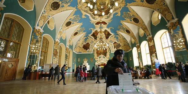 Les electeurs russes se rendent aux urnes, poutine grand favori[reuters.com]