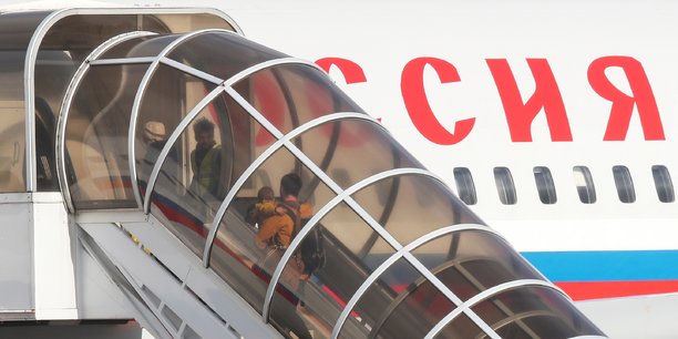 Expulses, 23 diplomates russes quittent londres[reuters.com]
