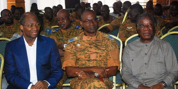 Le général Gilbert Diendéré (treillis militaire), le mercredi 21 mars à Ouagadougou, lors de l'ouverture du procès du putsch manqué de septembre 2015. A sa droite, Djibrill Bassolé, ancien ministre des Affaires étrangères et un des principaux accusés dans ce procès.