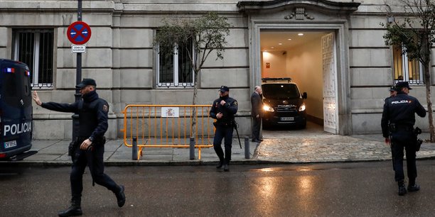 Cinq dirigeants separatistes catalans places en detention preventive[reuters.com]