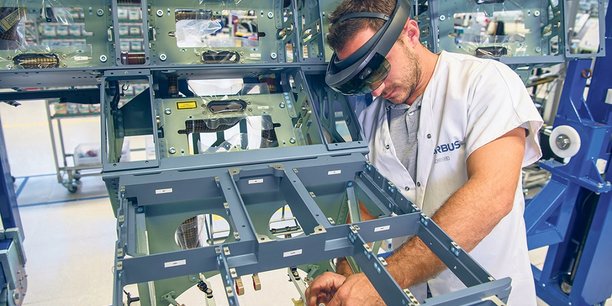 Airbus utilise de nombreuses technologies numériques dans la production et pour la formation. Ici, des lunettes de réalité augmentée.
