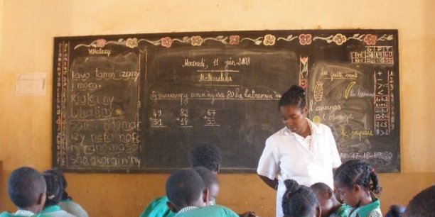 L’enquête de 2016 sur les indicateurs de prestation des services à Madagascar révèle que quatre enfants sur dix quittent l’école avant la dernière année du primaire et le taux de redoublement en première année est l’un des plus élevés de l’Afrique subsaharienne.