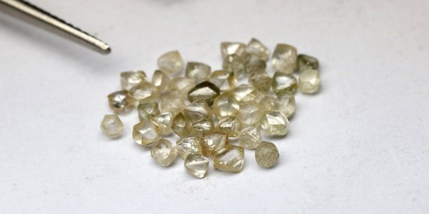 Avec une production annuelle de diamant de l'ordre de 500.000 carats, la République Centrafricaine occupe le 10e rang mondial par le volume et se place 5e pour la qualité des pierres.