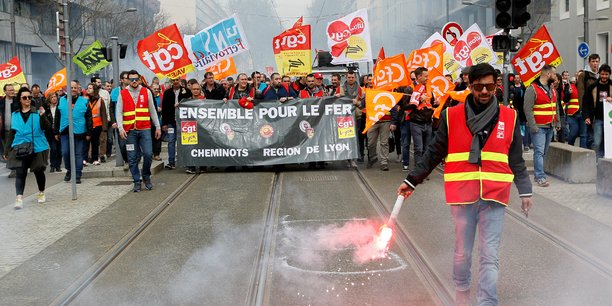 Personne ne peut comprendre que les syndicats de cheminots engagent une grève longue et pénalisante alors que le gouvernement est dans le dialogue, a estimé dimanche dans Le Parisien la ministre des Transports, Elisabeth Borne.