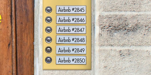 Alors que le numéro d'enregistrement est obligatoire depuis décembre 2017, Airbnb et Wimdu n'ont pas retiré les annonces qui n'ont pas de numéros d'enregistrement, a dénoncé M. Brossat, adjoint au Logement à la mairie de Paris, selon qui, chez Airbnb, qui propose quelque 50.000 annonces sur Paris, une écrasante majorité de 84% des annonces sont dans ce cas.
