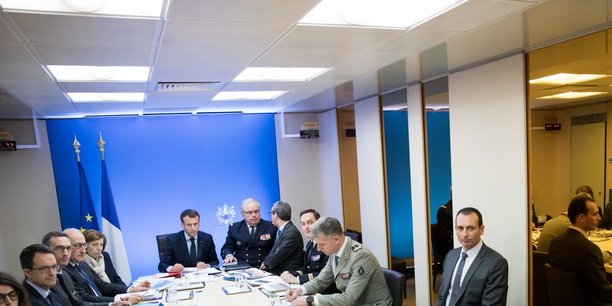 Macron présidant cette nuit une réunion à l'Elysée en chef de guerre avec ses conseillers Florence Parly, la ministre de la Défense.