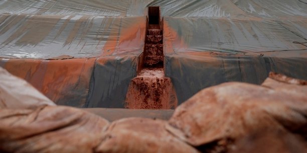 Le gisement de la mine de Bénéné est estimé à 35 millions de tonnes de bauxite, étalées sur une surface de 300 km2.