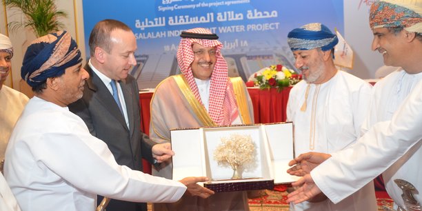 Les différents représentants lors de la signature mercredi à Salalah (Oman) du protocole d'accord du contrat en consortium avec Acwa Power et DIDIC pour la mise en place d'une unité de désalinisation d'eau de mer.