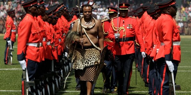 Le roi de l'Eswatini, Mswati III, en tenue traditionnelle, passant en revue un détachement de la garde d'honneur, à l'occasion de la célébration du 40e anniversaire de l'indépendance du désormais ex-Swaziland, le 6 septembre 2008 au stade Somhlolo, dans la banlieue de la capitale Mbabane.