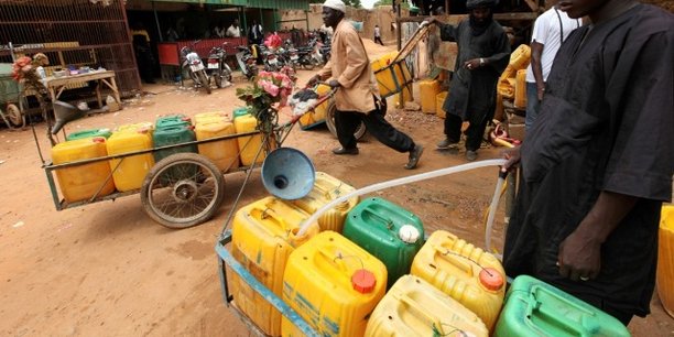 Vendeurs d'eau ambulants dans les rues de Niamey, la capitale du Niger.