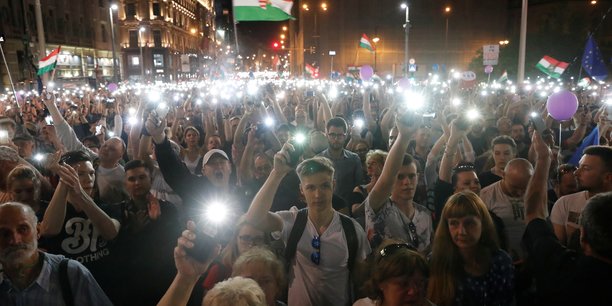 Des dizaines de milliers de manifestants contre orban a budapest[reuters.com]