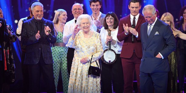 Concert a l'albert hall pour la reine elizabeth, qui fete ses 92 ans[reuters.com]