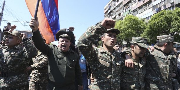 Des militaires se joignent aux manifestants anti-sarkissian a erevan[reuters.com]