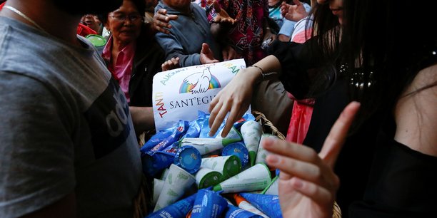 Pour sa fete, le pape fait distribuer 3.000 glaces aux sans-abri[reuters.com]