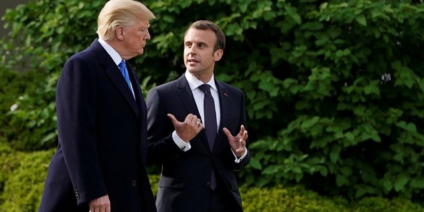 Le président Donald Trump et son invité le président Emmanuel Macron, au sortir du Bureau Ovale , discourant dans les jardins de la Maison-Blanche, à Washington, le lundi 23 avril.