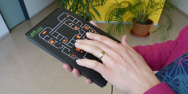 Virtuoz est un boîtier tactile et sonore, destiné à donner le plus d'autonomie possible aux personnes souffrant de déficience visuelle.