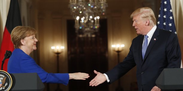 Les poignées de main entre Mme Merkel et M. Trump contrastent avec les tapes dans le dos et autres marques d'amitié qui ont marqué la rencontre entre Emmanuel Macron et le président américain quelques jours auparavant.