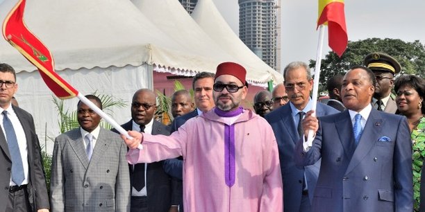Le roi Mohammed VI du Maroc et le président congolais Denis Sassou N'Guesso, lors de la cérémonie de lancement  des travaux de construction du point de débarquement aménagé de Yoro, le 30 avril 2018 à Brazzaville.
