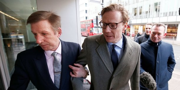 Alexander Nix (à droite), directeur général de Cambridge Analytica au moment du scandale, a été démis de ses fonctions fin mars.