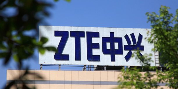 Le dossier ZTE empoisonne depuis plusieurs semaines les relations entre la Chine et les Etats-Unis, qui ont interdit mi-avril l'exportation de composants électroniques américains comme les microprocesseurs indispensables à la fabrication des smartphones au groupe chinois.