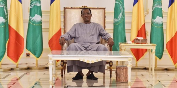 La nouvelle constitution du Tchad prévoit un régime présidentiel dans lequel les pouvoir du président de la République sont plus étendus et plus renforcés et supprime le poste de premier ministre.